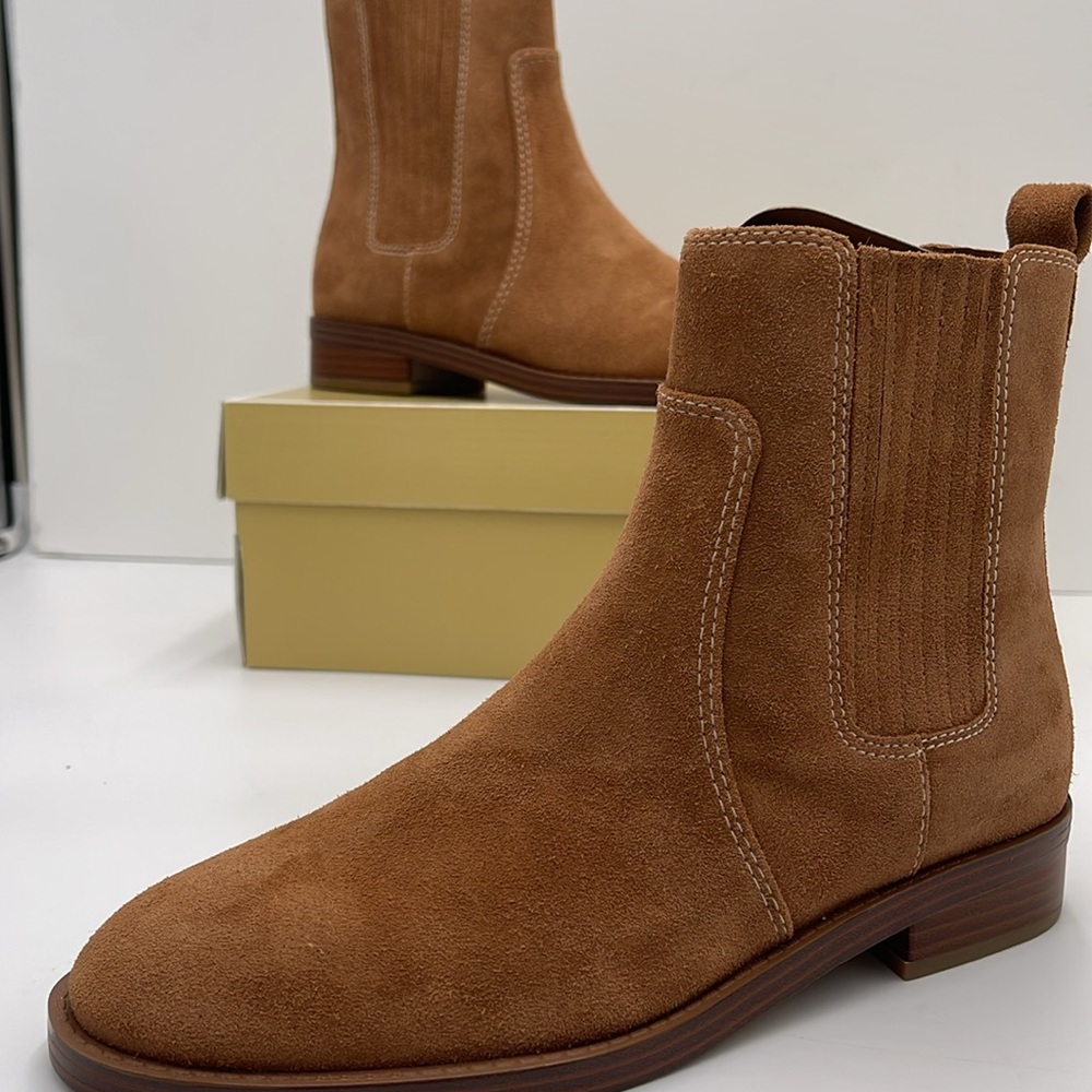 MICHAEL KORS ELLA FLAT BOOTIE SUEDE
49F4ELFE5S
LUGGAGE - Picture 15 of 16